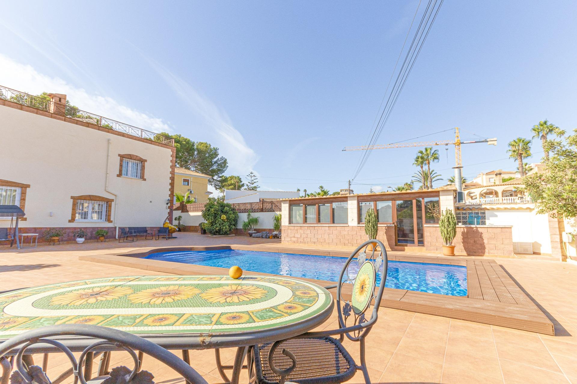 Villa for sale in Los Balcones, Torrevieja - front elevation with garden