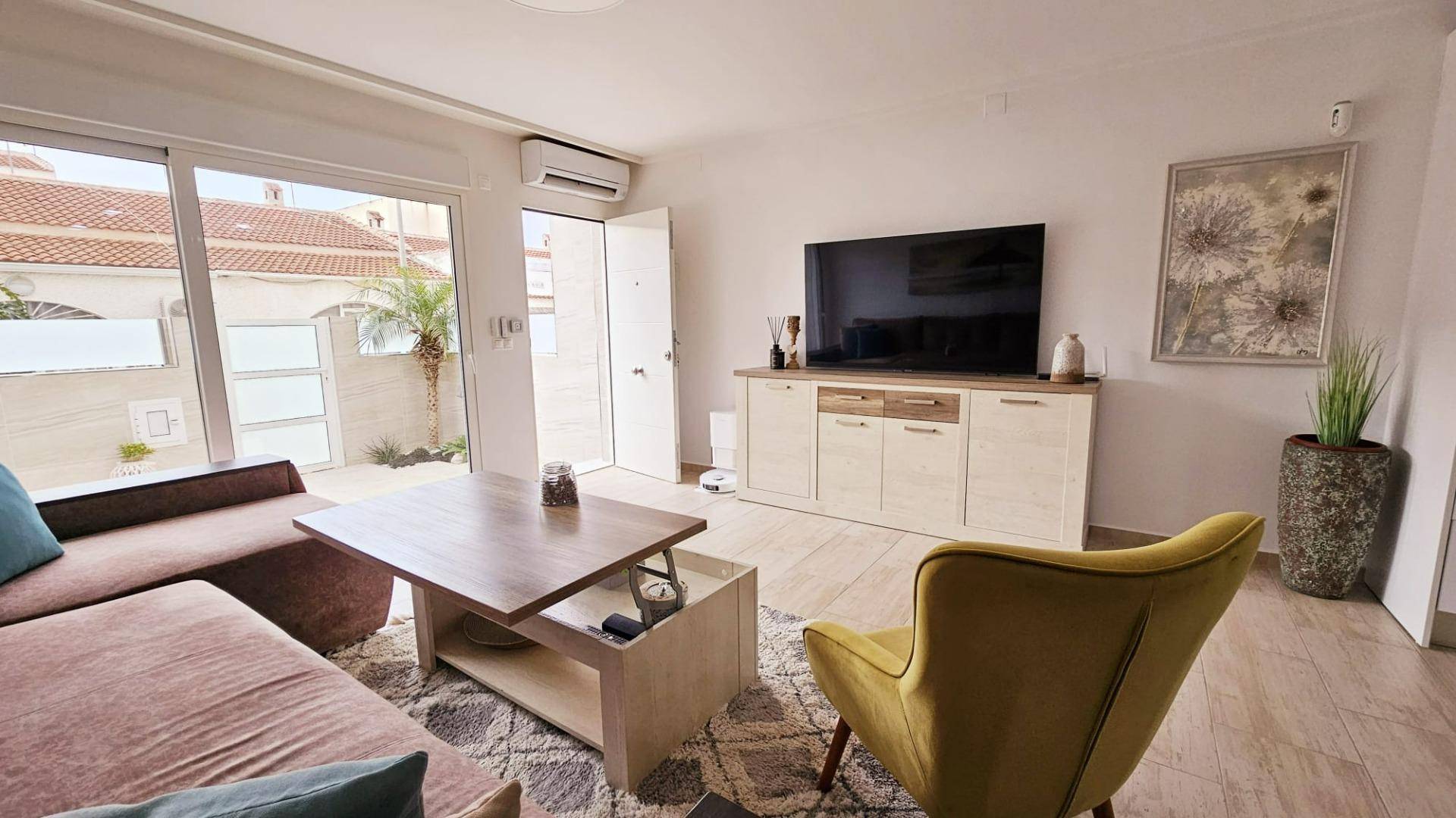 Complex grounds of the duplex in La Siesta, Torrevieja