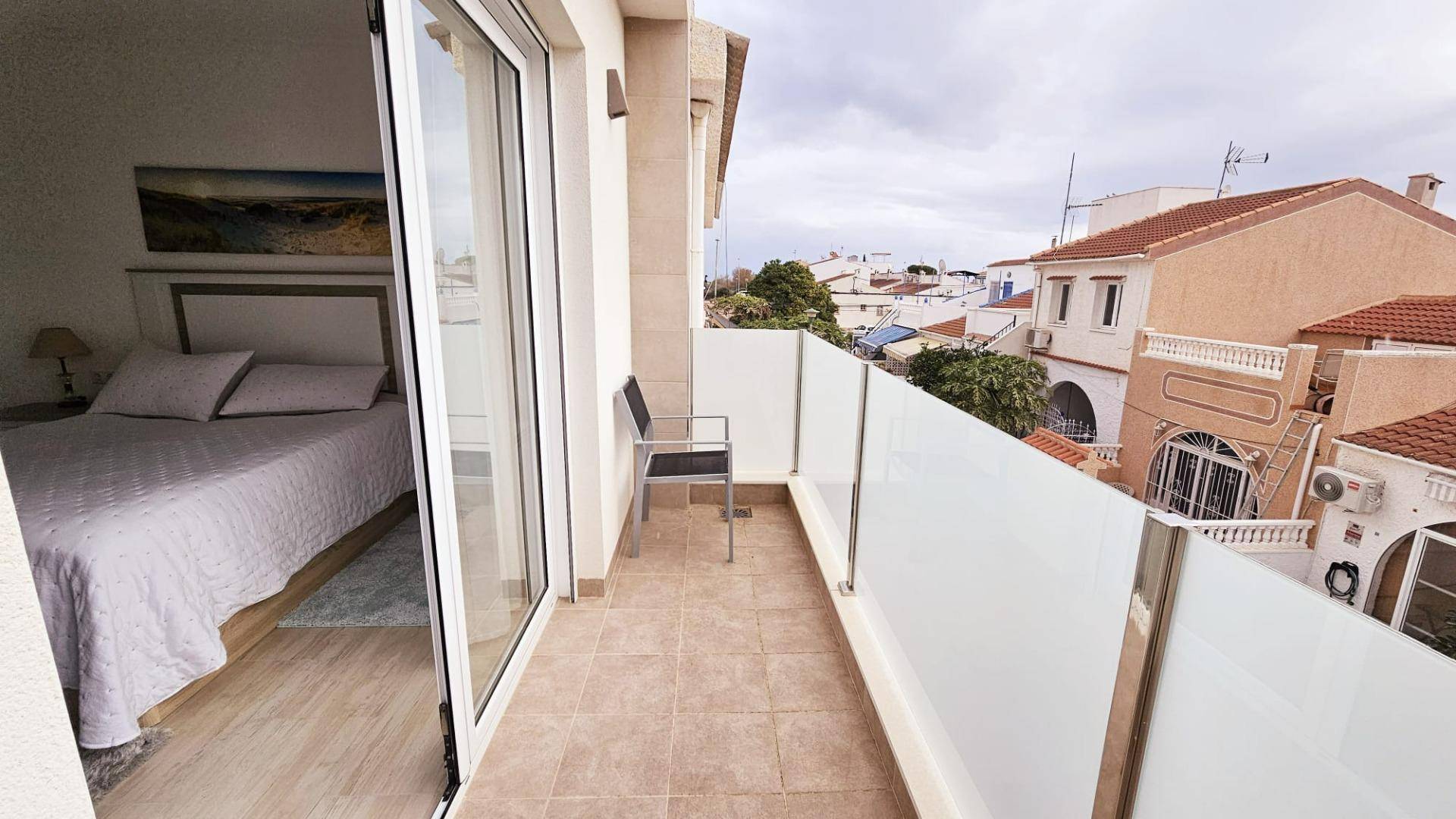 Hallway of the duplex in La Siesta, Torrevieja (view 32)