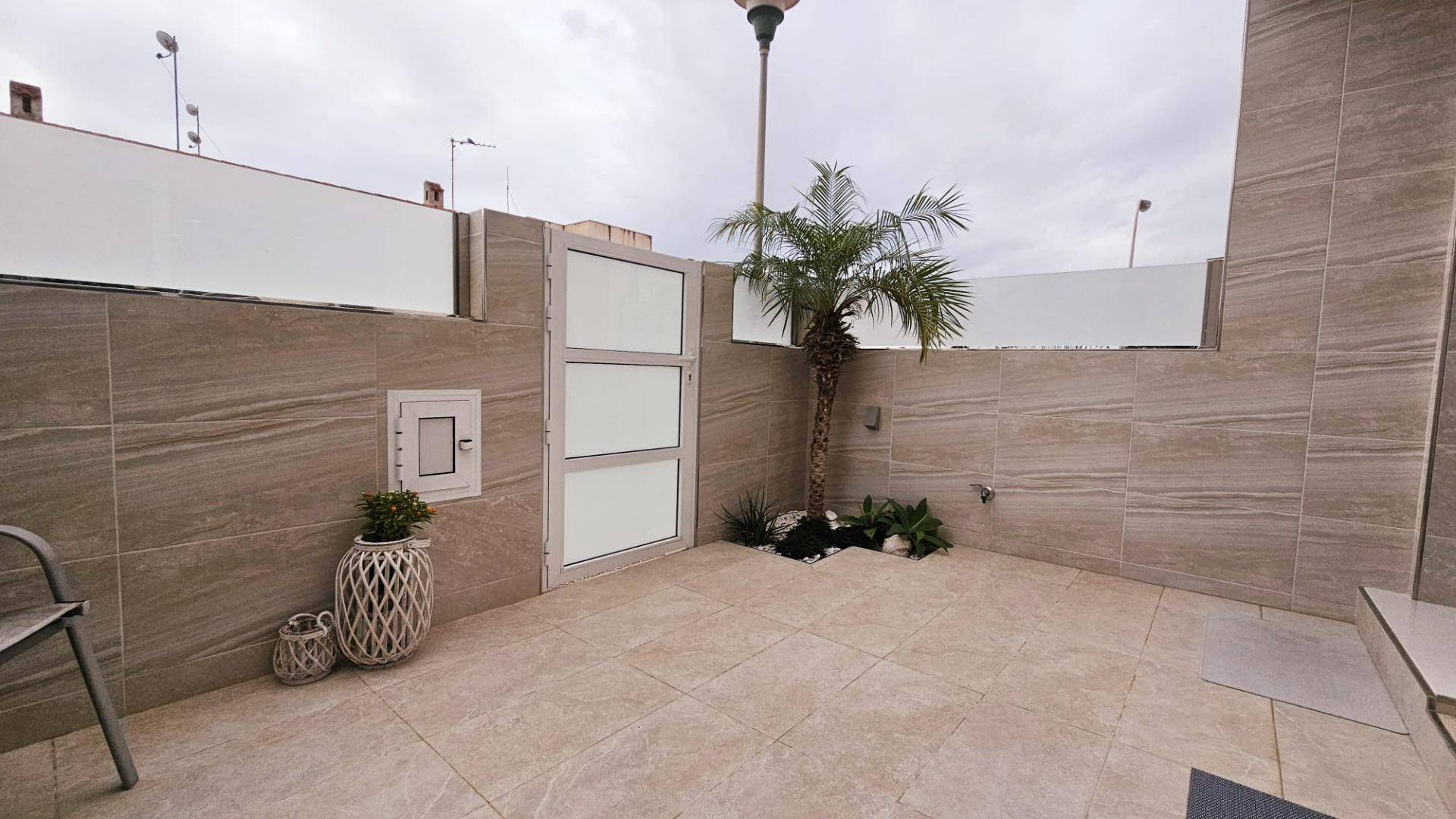 Additional room in duplex, La Siesta