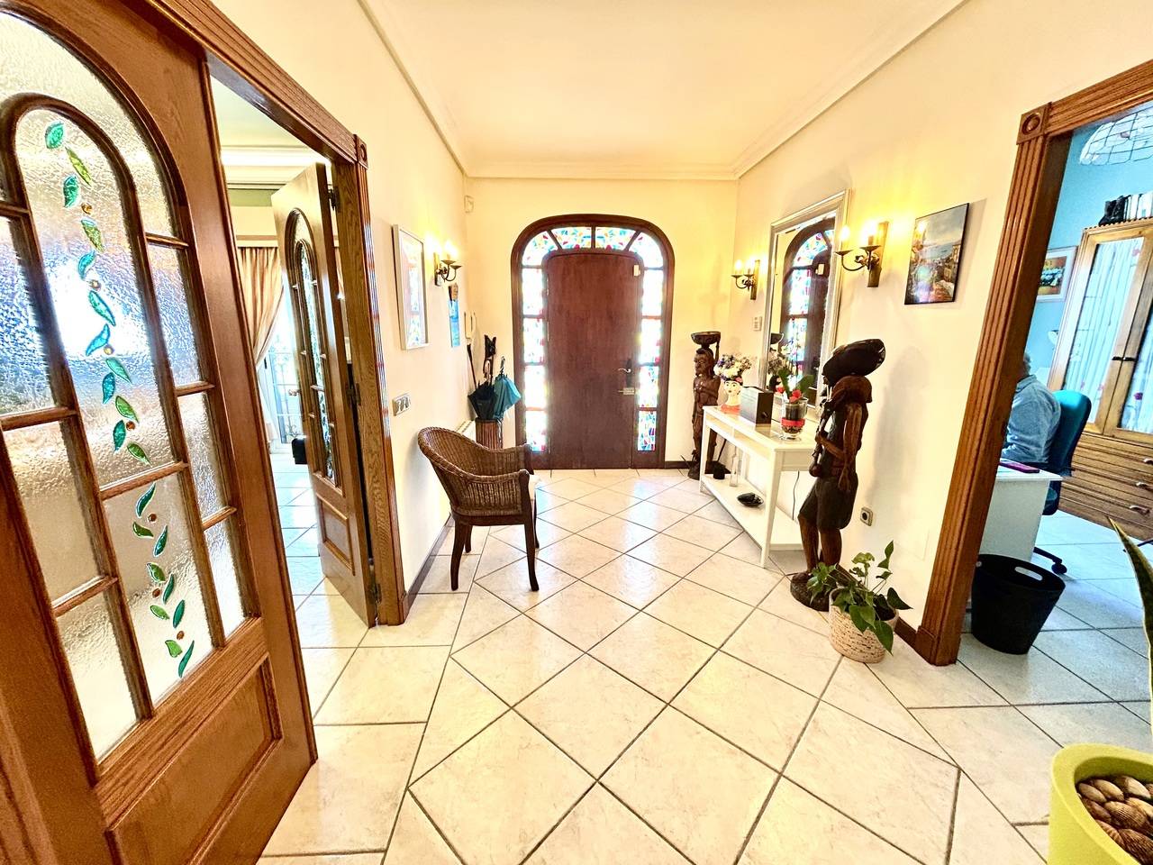 Main bathroom with full suite