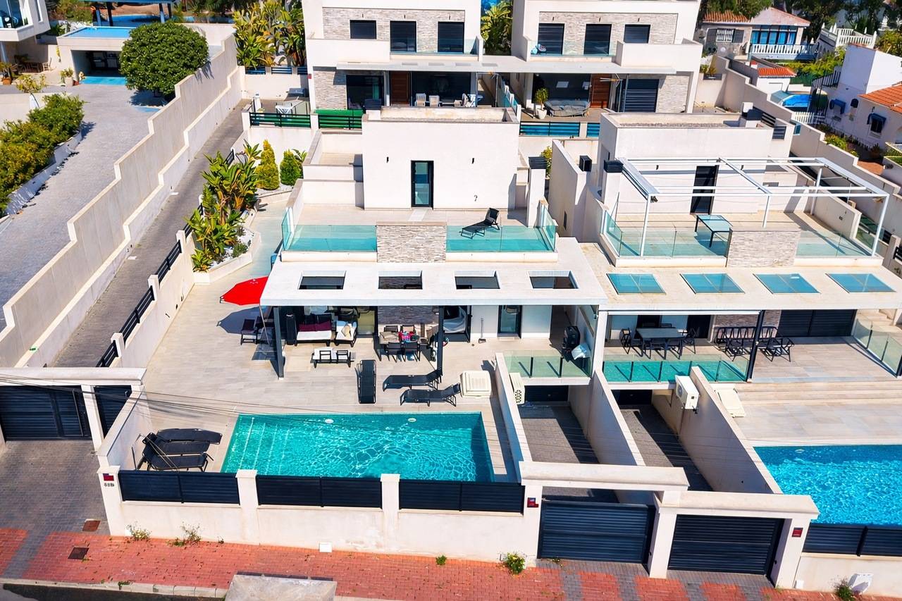 Villa for sale in La siesta, Torrevieja - exterior view of the residential building