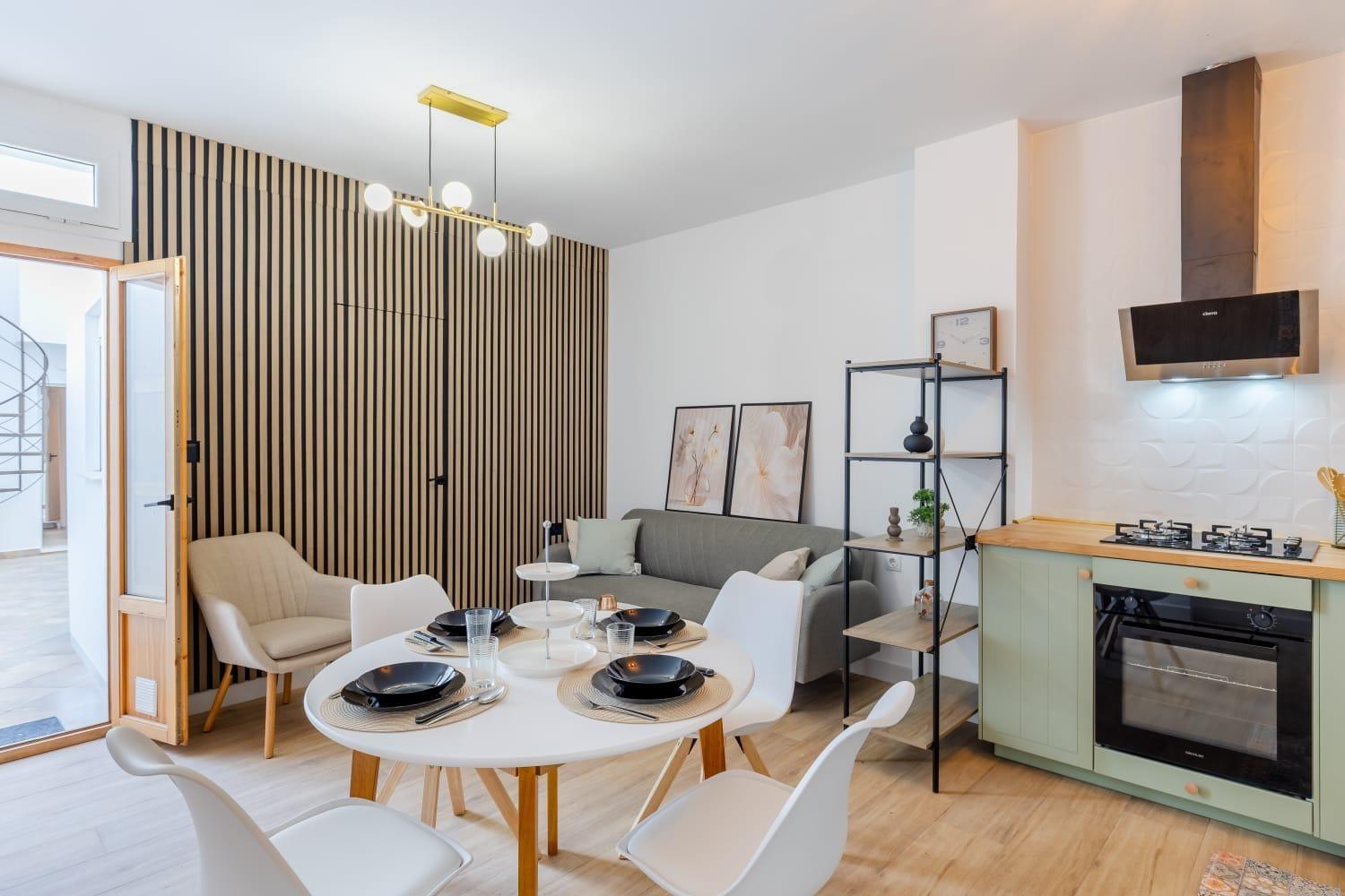 Second double bedroom with window overlooking the neighbourhood