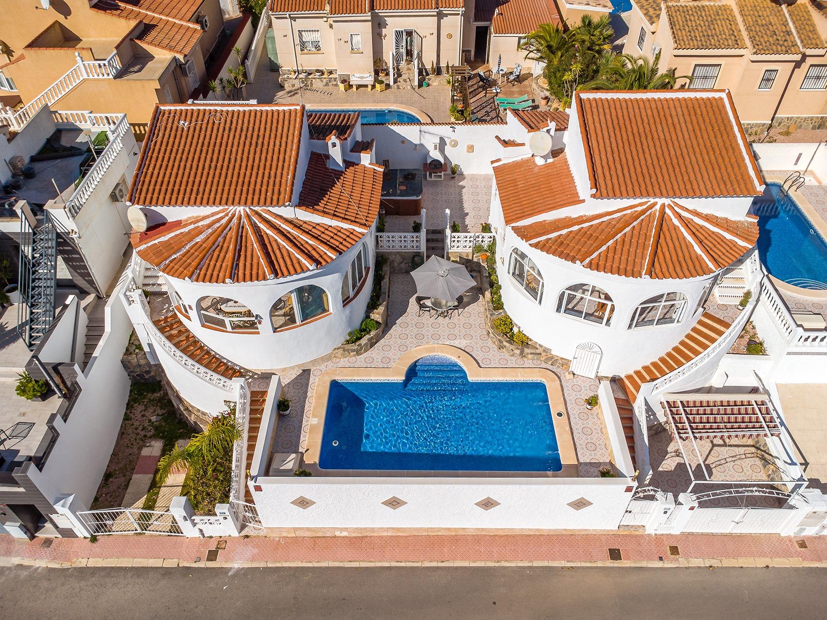 Villa for sale in Campo de golf la marquesa, Ciudad Quesada - exterior view of the residential building