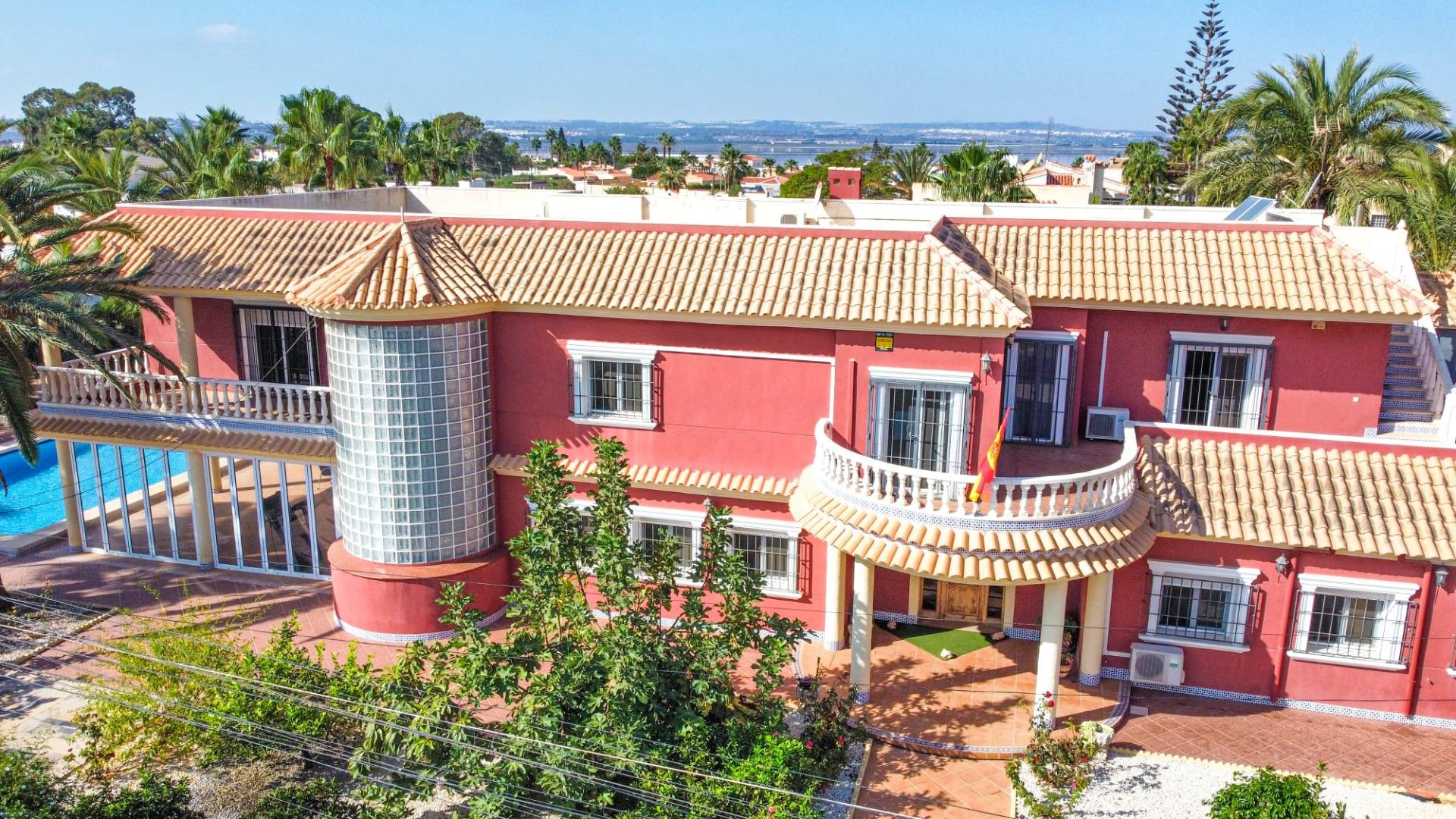 Villa for sale in Torreta florida, Torrevieja - exterior view of the residential building
