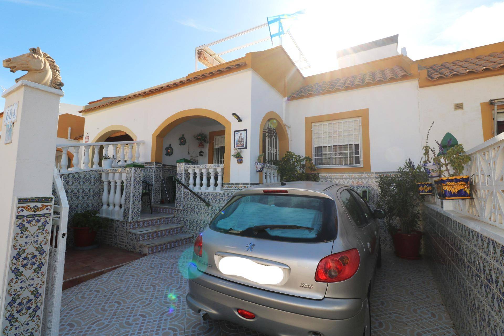 Bungalow for sale in El limonar, Torrevieja - exterior view of the residential building
