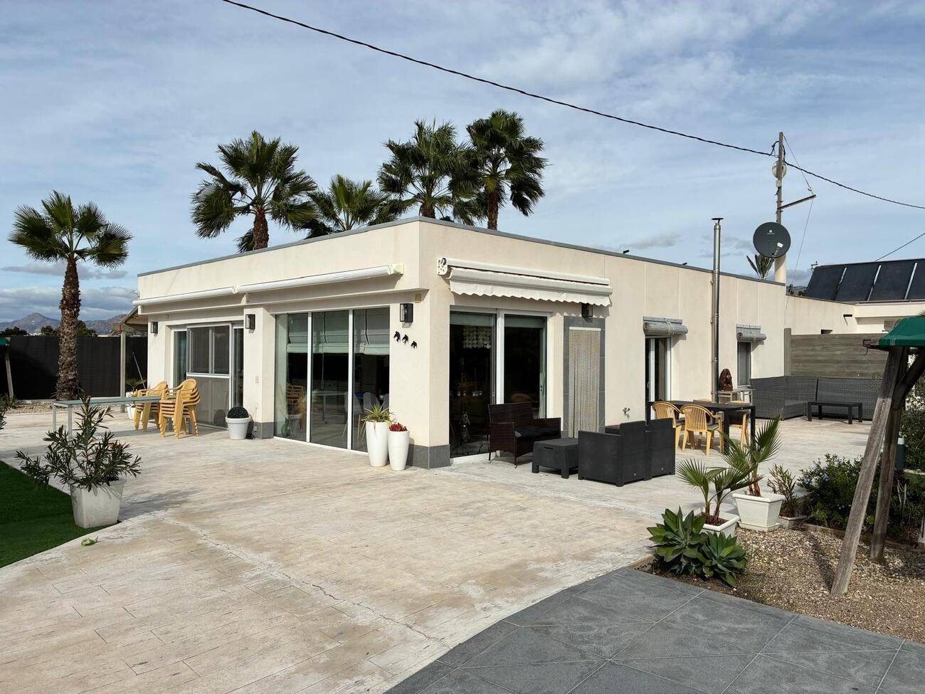 Villa for sale in Comunidad valenciana, Crevillent - exterior view of the residential building