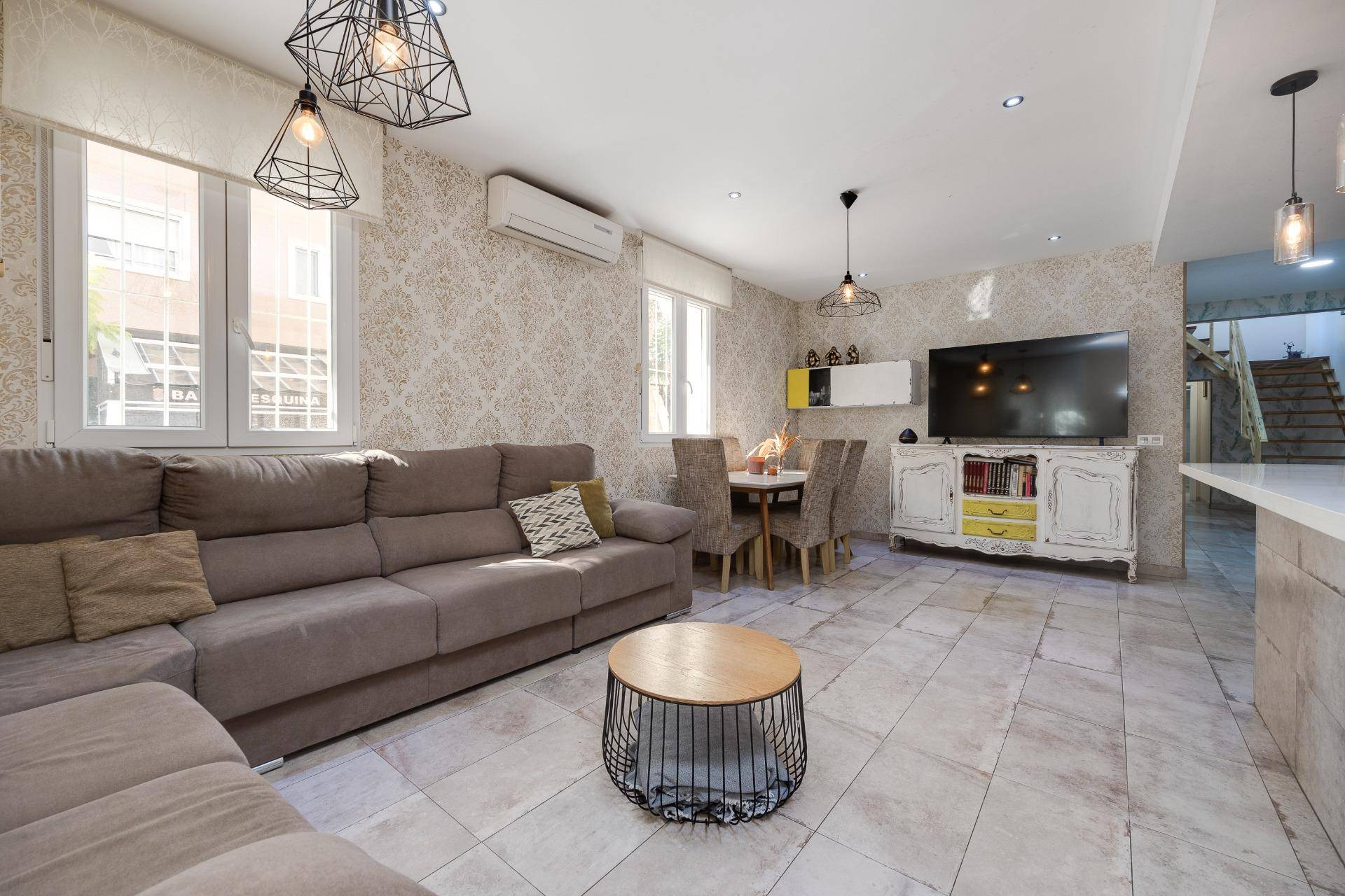 Villa for sale in Torrevieja, Torrevieja - exterior view of the residential building