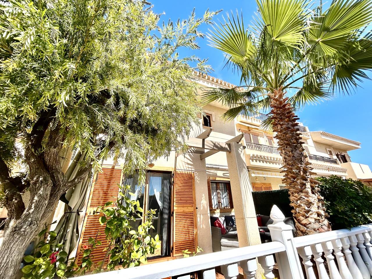 Villa for sale in La Zenia, Orihuela Costa - exterior view of the residential building