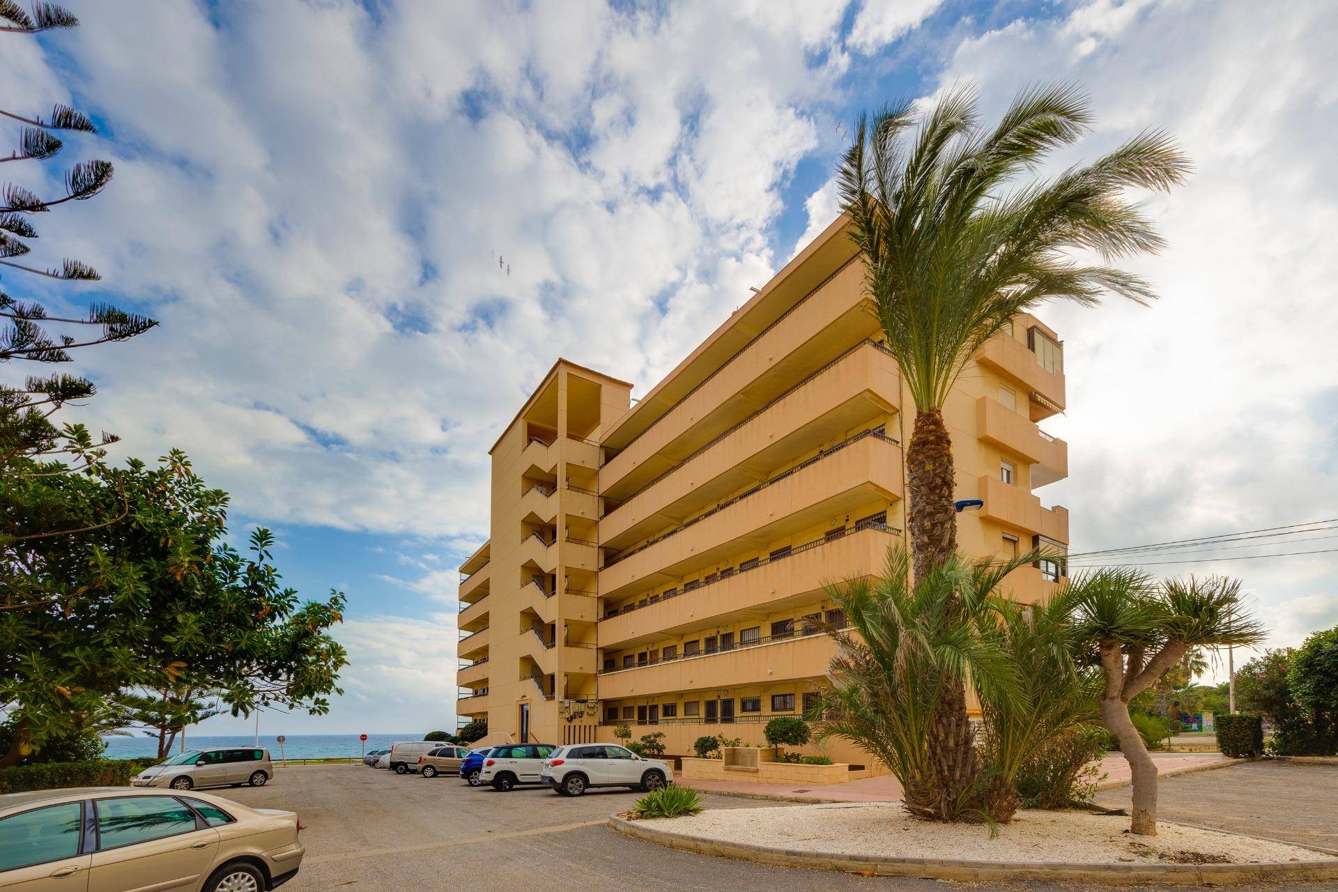 Window with natural daylight in 1-bedroom apartment, Cabo Cervera, Torrevieja