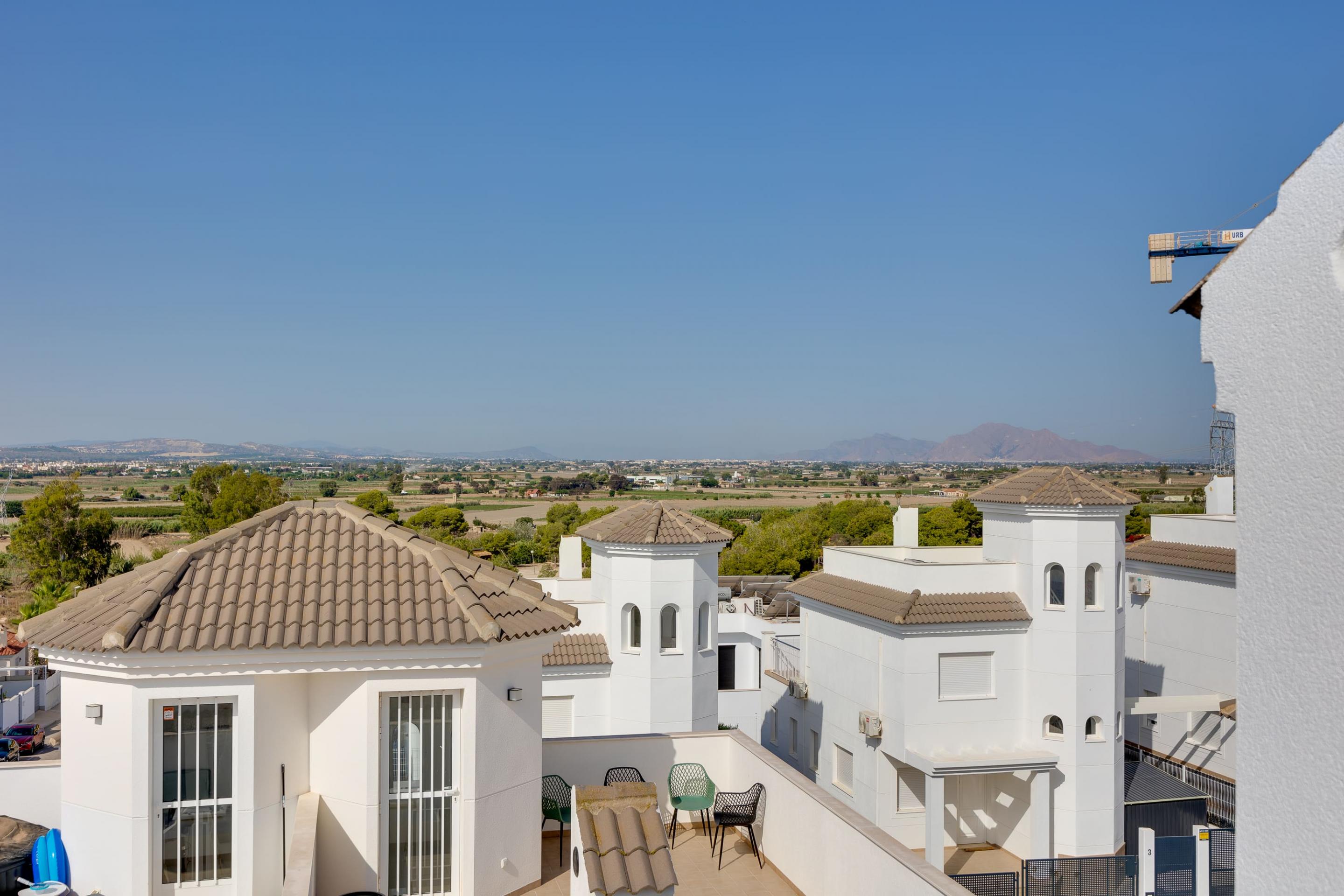 Open-plan kitchen and dining area, 3-bedroom villa, La Marina