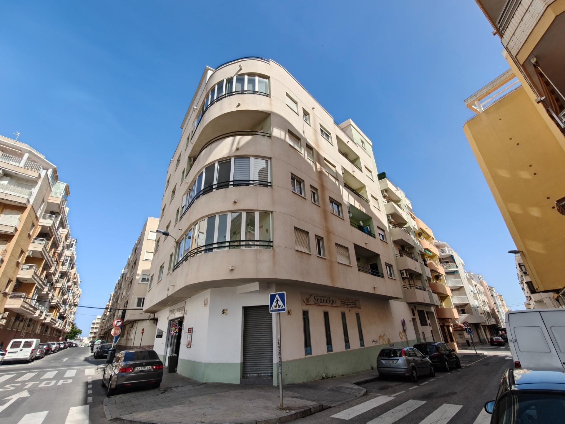 Apartment for sale in Playa del Cura, Torrevieja - first-floor exterior view of the building