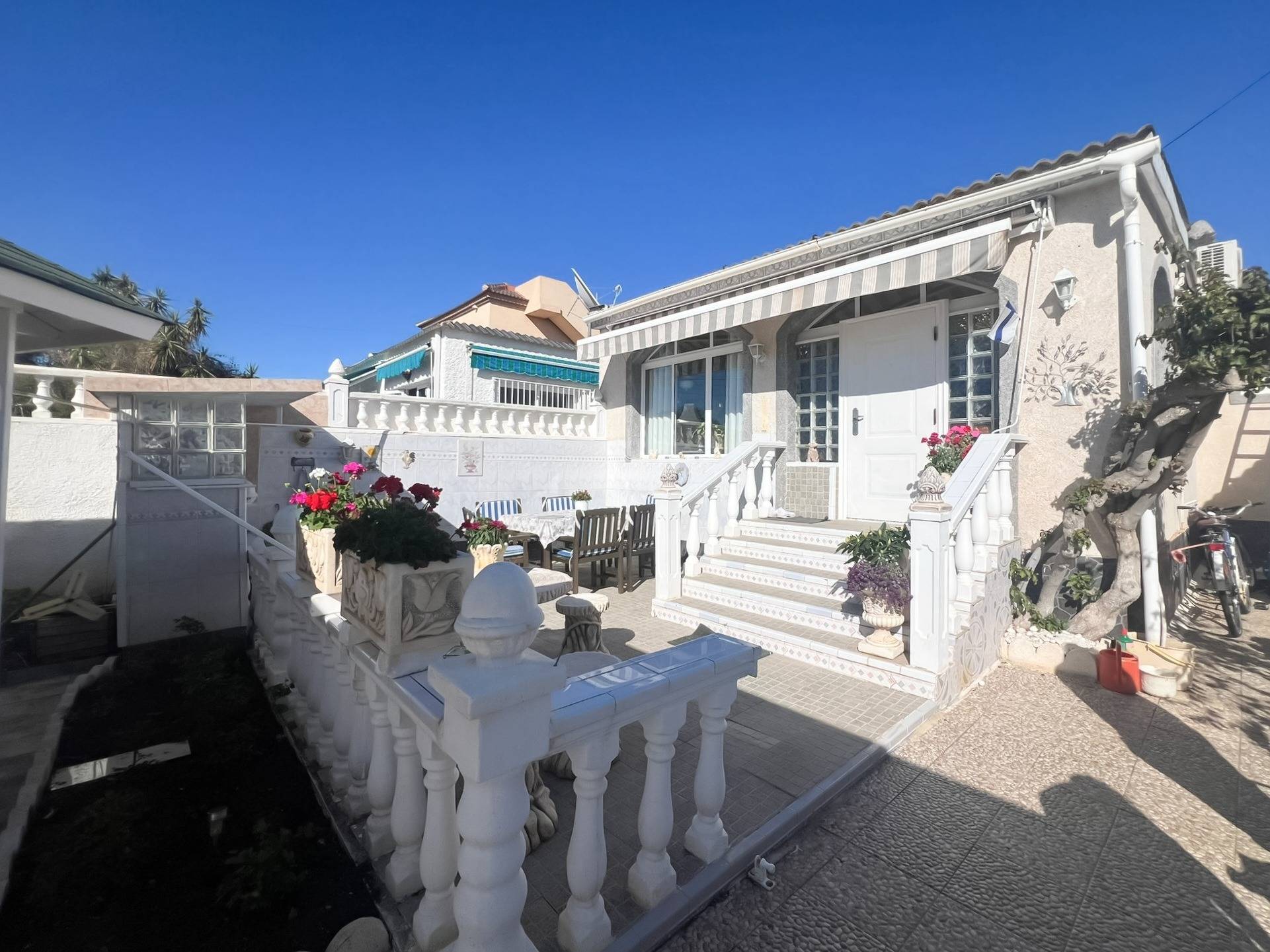 Front entrance and facade of 1-bedroom villa in La Siesta, Torrevieja
